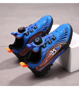 Dettaglio scarpe da calcio blu per bambini con motivo a fiamma e sistema di chiusura rotante