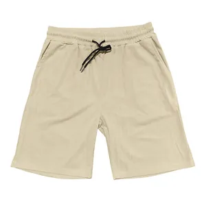 Vista dettagliata dei pantaloncini casual da uomo beige a righe verticali