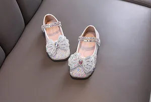 Elegantes zapatos de princesa blancos para niñas con brillantes pedrería y un gran lazo