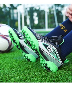 Vista dettagliata delle scarpe da calcio per bambini con fibbia rotante e tacchetti