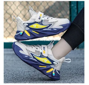 Dettaglio scarpe sportive traspiranti da bambino con tomaia in mesh e accenti gialli