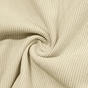 Primo piano del tessuto a righe verticali color crema con trama morbida e ricca