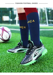 Vista dettagliata di scarpe da calcio per bambini con accenti verdi e sistema di chiusura.