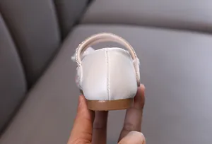 Primer plano detallado del talón resistente y las costuras de un zapato de princesa