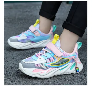 Dettaglio di sneaker in mesh colorate per bambini con pratici cinturini in velcro.