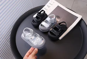 Vista dettagliata di sandali per bambini argento con cinturino in velcro