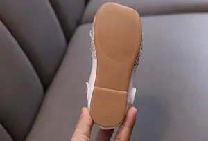 Detalle de la suela de goma antideslizante de los zapatos de princesa con pedrería niña