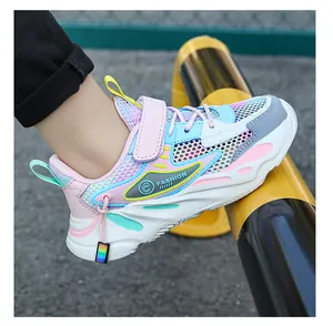 Primo piano di sneakers per bambini in mesh colorato con accenti pastello e cinturino