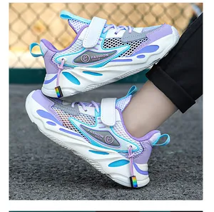 Dettaglio delle scarpe da corsa in mesh colorate per bambini in viola