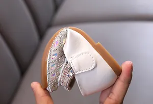 Detalle de flexibilidad de zapatos de princesa blancos con brillantes diamantes