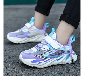 Vista dettagliata delle scarpe da ginnastica in mesh viola per bambini su asfalto