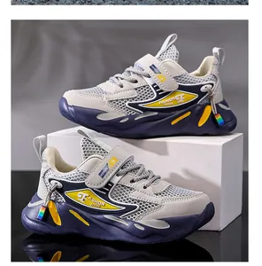 Primo piano dettagliato di scarpe da basket per ragazzi in blu navy e grigio
