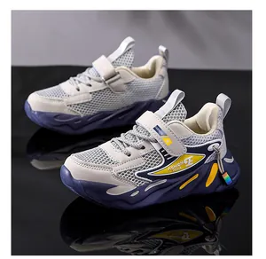 Vista laterale di scarpe da basket da ragazzo grigie e viola con tomaia in mesh e velcro