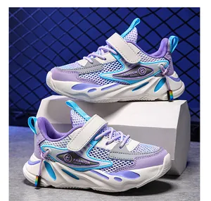 Vista dettagliata di sneaker in mesh traspirante viola e blu per bambini con velcro