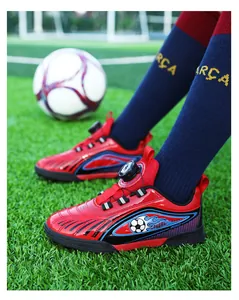 Vista dettagliata di scarpe da calcio rosse per bambini con tacchetti e chiusura a scatto