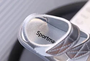 Primo piano della morbida suola interna di scarpe primi passi argento per neonati.
