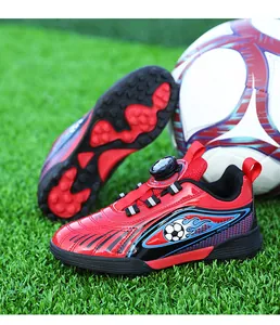 Dettaglio scarpe da calcio per bambini rosse e nere con allacciatura rapida professionale.