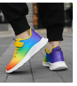 Primer plano de zapatillas de malla transpirable con vibrantes colores de arcoíris para niñas