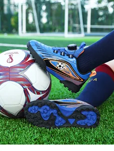 Vista dettagliata delle scarpe da calcio blu da bambino con tacchetti TF e sistema di chiusura