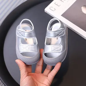 Sandali da passeggio argento per neonati con punta chiusa e doppie fasce velcro.