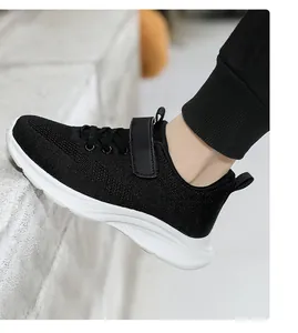Vista detallada de zapatillas negras transpirables de flyknit para niña con tira de velcro