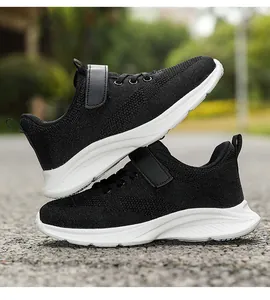 Zapatillas negras transpirables de punto para niños con suela blanca y cierre de velcro