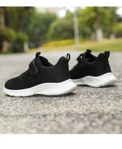 Primer plano de la parte trasera de zapatillas negras de malla transpirable para niños