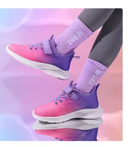 Primer plano de zapatillas flyknit degradadas rosa y morado para niñas en superficie