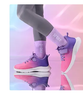 Vista lateral de zapatillas deportivas de malla transpirable rosa y morado