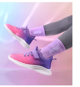 Primer plano de zapatillas de malla transpirable para niñas con degradado rosa y violeta