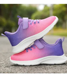 Detalle de zapatillas de malla con degradado rosa y morado con cierre de velcro para niñas.
