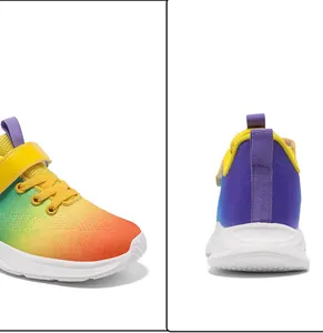 Primer plano de las zapatillas de malla transpirable con degradado de arco iris