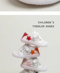 Detailansicht gestapelter, atmungsaktiver Mesh-Sneaker für Kleinkinder in Rot und Orange