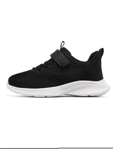 Perfil lateral de zapatillas deportivas negras de malla transpirable para niñas y niños