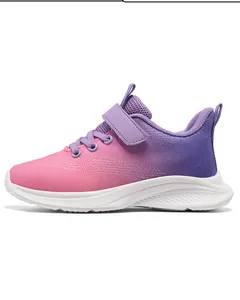 Vista lateral de zapatillas deportivas transpirables de malla degradada rosa y morada