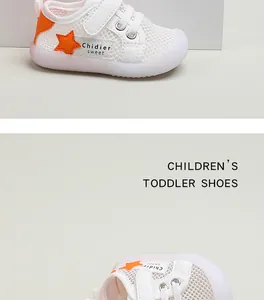 Detailansicht von atmungsaktiven weißen Mesh-Lauflernschuhen mit orangefarbenem Stern.