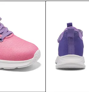 Detalles del empeine de malla rosa y el talón púrpura en calzado deportivo para niñas.