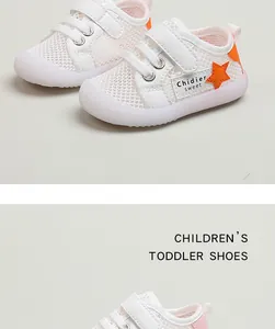 Nahaufnahme von weißen, atmungsaktiven Mesh-Kleinkindschuhen mit orangefarbenem Stern