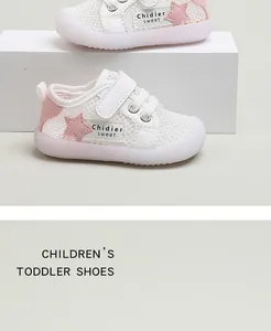 Detailaufnahme atmungsaktiver weißer Mesh-Lauflernschuhe mit rosa Stern-Detail