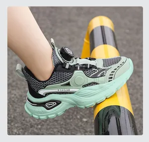 Vue latérale de la sneaker en maille menthe pour enfant avec fermeture rotative.