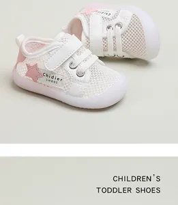 Detailansicht der weißen atmungsaktiven Mesh-Lauflernschuhe mit einem rosa Stern