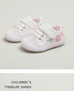 Detailansicht der weißen atmungsaktiven Mesh-Kleinkindschuhe mit rosa Sternakzent