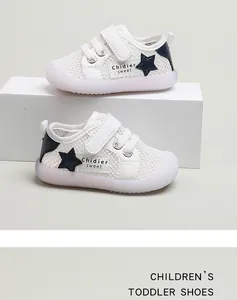 Weiße atmungsaktive Mesh-Kleinkindschuhe mit Klettverschluss und Stern.