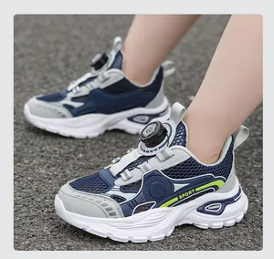 Gros plan de chaussures de sport pour enfants en maille bleu marine avec boucle rotative