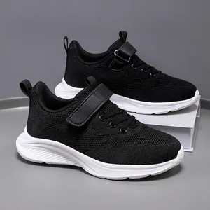 Zapatillas de malla negra transpirable para niñas con suela blanca y cierre de velcro