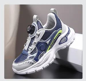 Détail latéral de chaussures de sport enfant avec boucle rotative et mesh aéré.