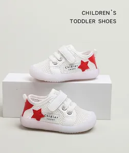 Detailansicht der atmungsaktiven Mesh-Kleinkindschuhe mit roten Sternakzenten