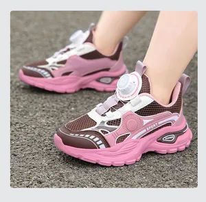 Gros plan de chaussures de sport roses pour enfants avec système de laçage à cadran
