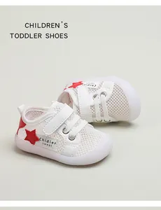 Nahaufnahme weißer atmungsaktiver Mesh-Kinderschuhe mit rotem Stern und Klettverschluss