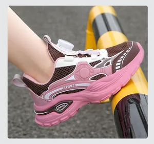Détail de chaussures de sport roses pour enfants avec boucle rotative en extérieur